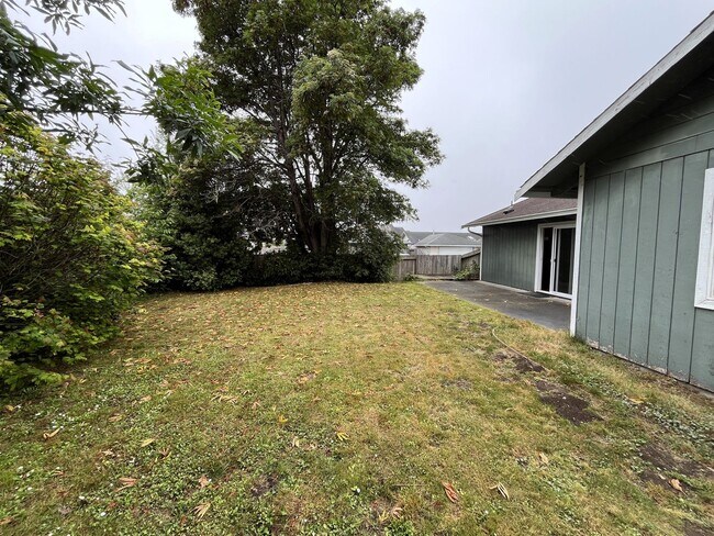 Building Photo - Pet-Friendly 3 Bed 2 Bath McKinleyville Home