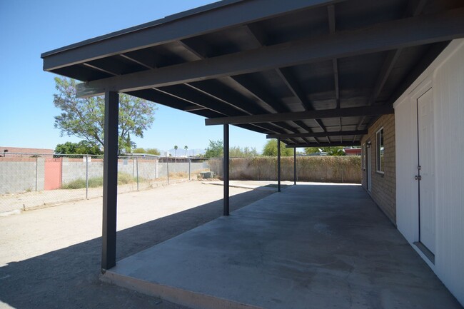 Building Photo - Remodeled 3 Bedroom 2 Bath House! South Tu...