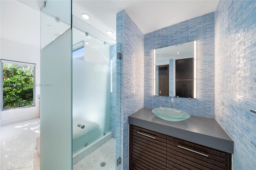 Building Photo - 1061 N Venetian Dr