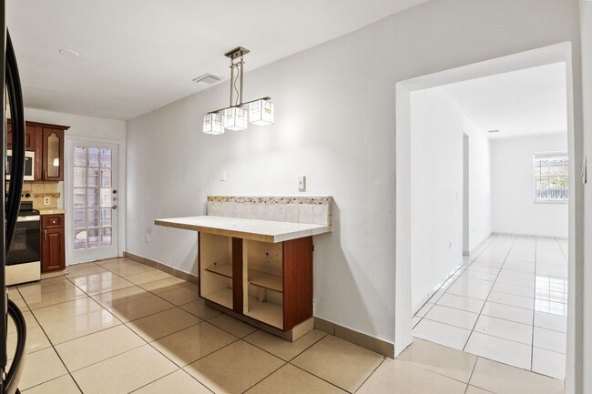 Building Photo - Comfortable 3-Bedroom Multifamily Home in Prime Miami Location (Water and electricity are included)