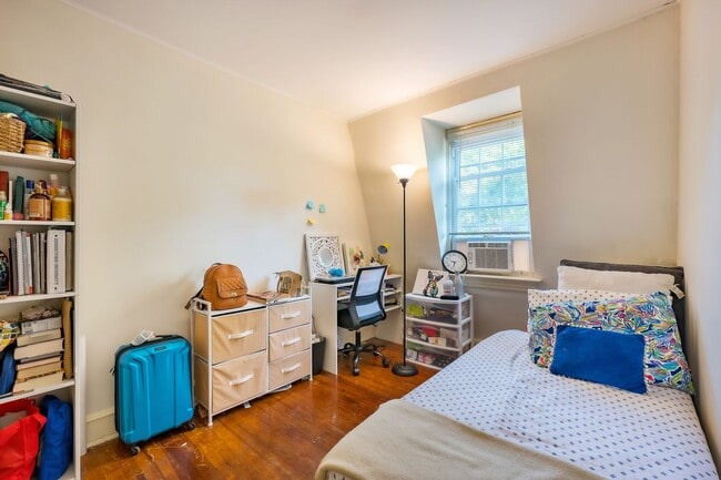 Building Photo - NW Rowhouse Near Georgetown University & Hospital Available Early August