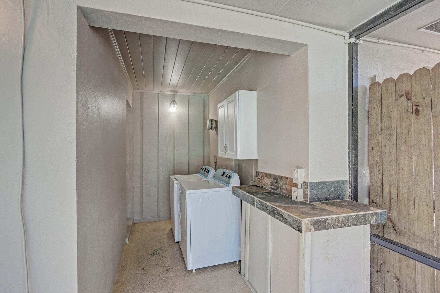 Building Photo - 2545 Venice Dr