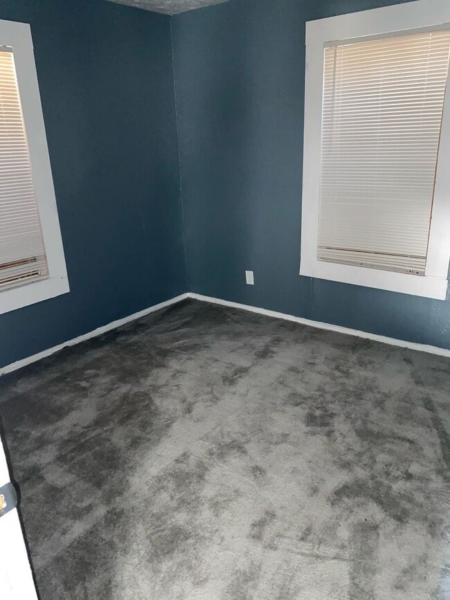 Building Photo - Newly Reduced Price! 2 Bedroom 1 Bath; Se Habla Espanol