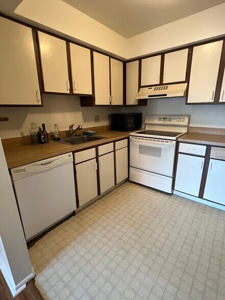 Building Photo - 3125 Sayre Dr