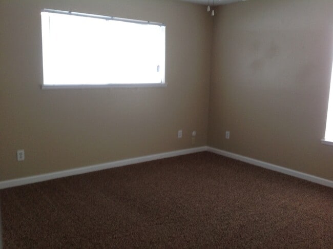 Building Photo - 631 N Lynora St