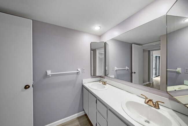 Building Photo - 388 Lake Arbor Dr