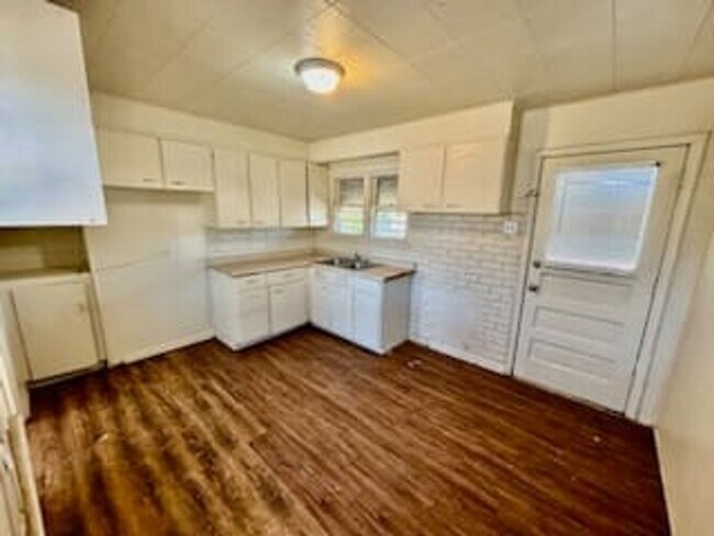 Building Photo - $100 off rent per month for 12 months + 50...