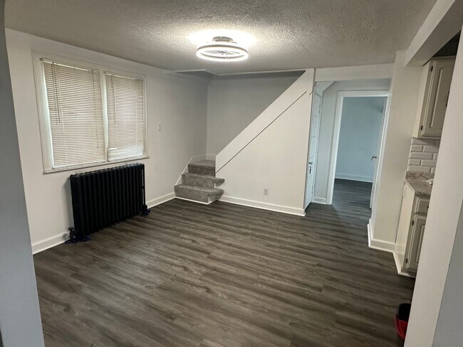 Building Photo - Newly Renovated 3 Bedroom Home