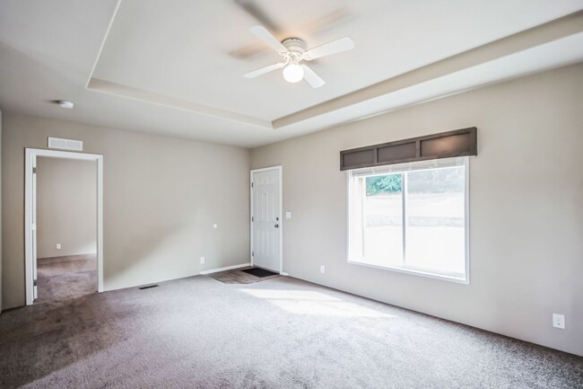 Building Photo - 1/2 off first month's rent and free Samsun...