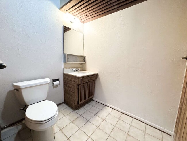 Building Photo - "Charming 3 Bedroom, 2 Bathroom Home with Spacious Living"