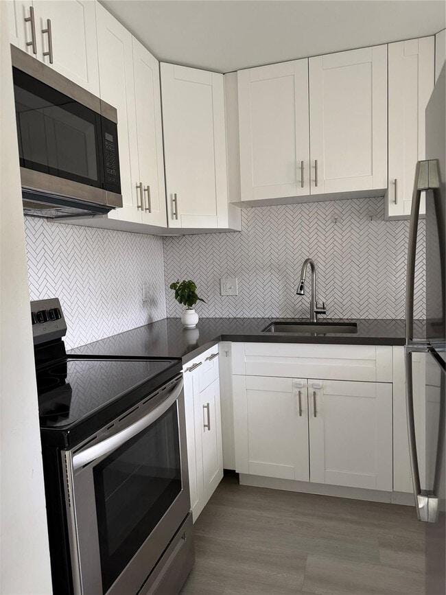 Building Photo - 3930 Crystal Lake Dr