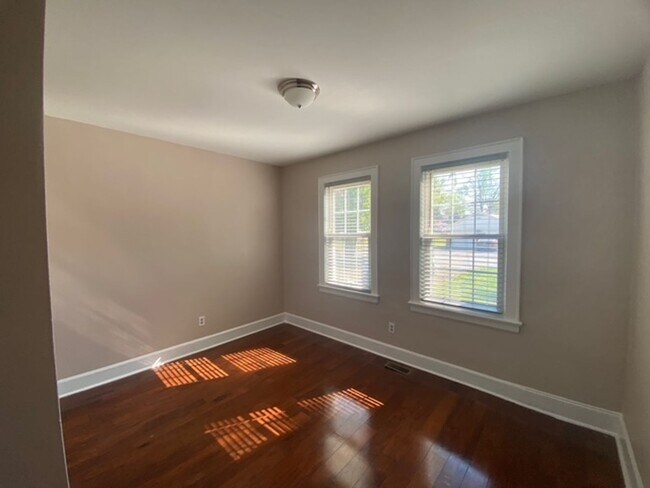 Building Photo - 715-717 Sims Ave