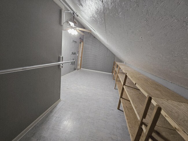 Building Photo - 208 E Bend Ct