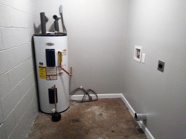 Building Photo - ~ ~ ~ ~ ~ YOU CAN'T BEAT THIS VALUE! ~ ~ ~ ~ ~  Spacious 3/2 Bungalow on a Quiet Street ~