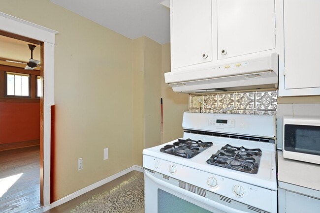 Building Photo - Beautiful 3-Bed 2-Bath Home Available In N...