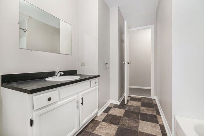 Building Photo - Unique Upper Floor Two Bedroom Flat $1099