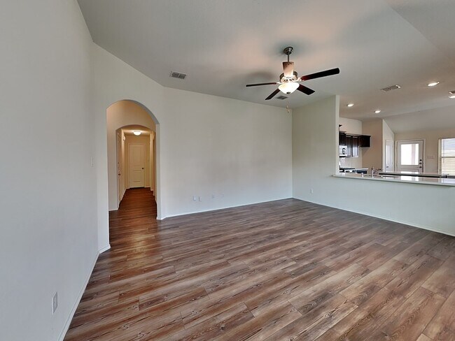 Building Photo - 316 Saguaro Dr
