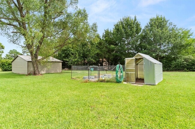 Building Photo - 390 Holly Ln