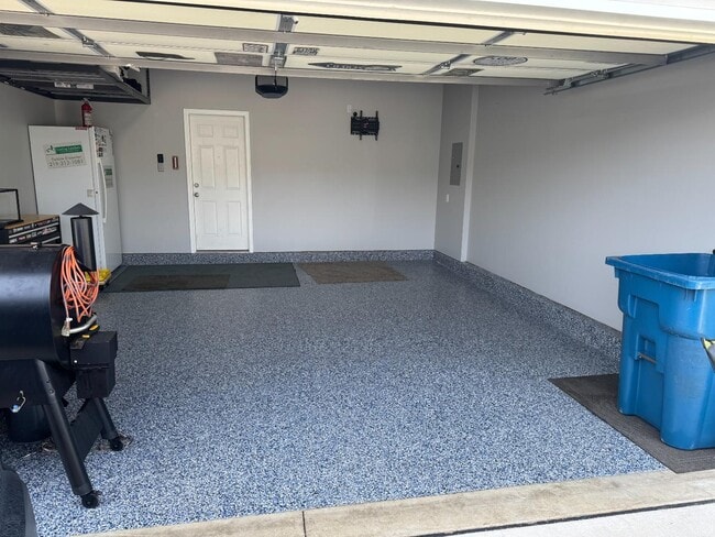 Building Photo - 107 Summertree Dr