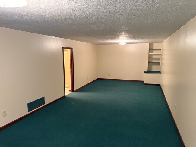 Building Photo - 2900 Thackeray Ave NW