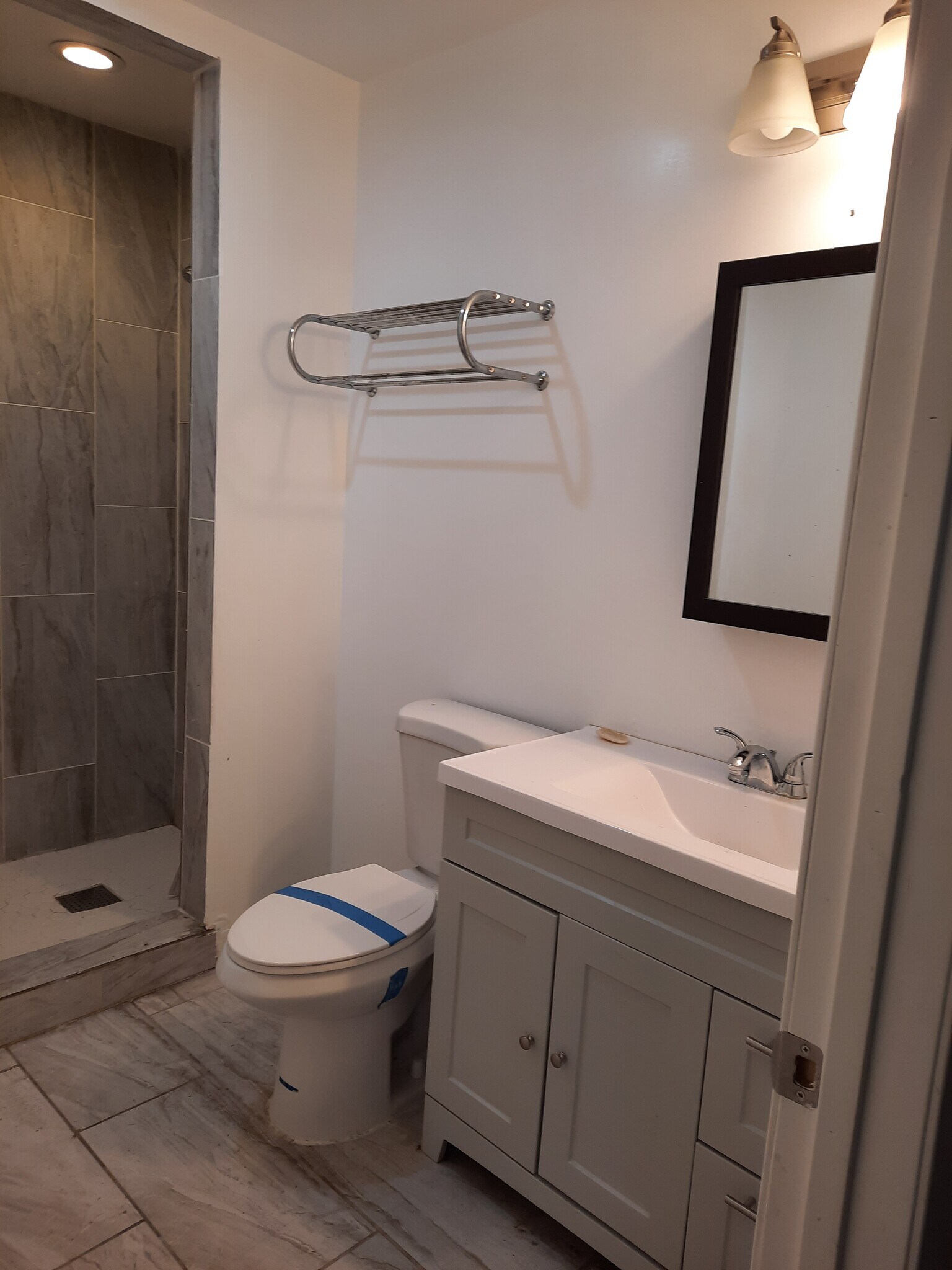 Upstairs bathroom 1 - 5837 Riverton Ave