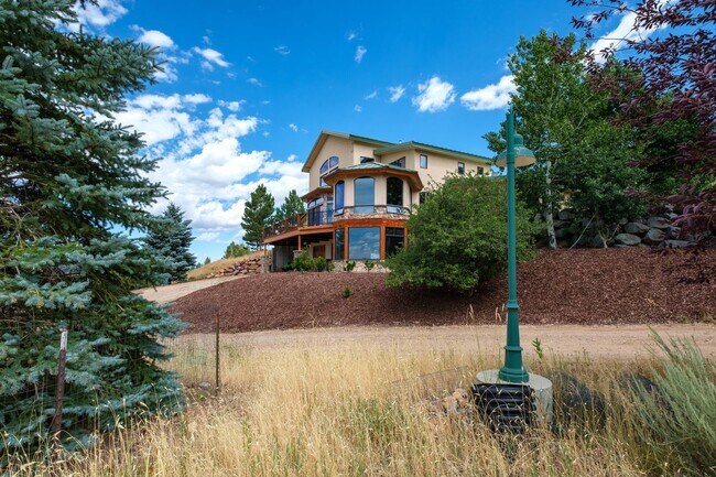 Building Photo - Private Hillside Ranch Home Available Wint...