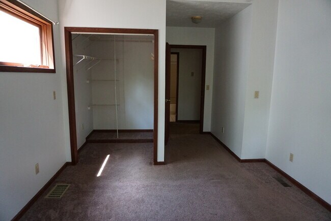 Building Photo - 2 BEDROOM HOUSE