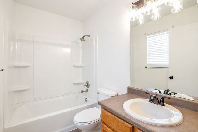 Building Photo - Newly Updated Pet Friendly 3 Bed - 2 Bath ...