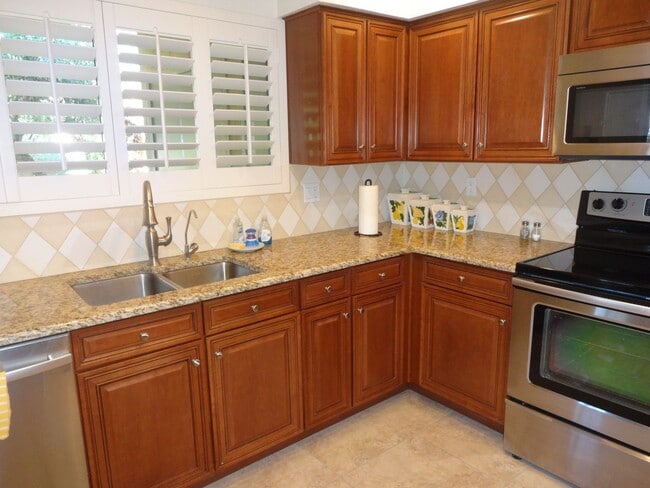 Building Photo - Two bedroom condo