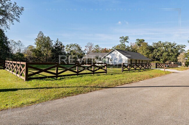 Building Photo - Stunning 3 Bed 2 Bath Brick Home with Huge Yard!