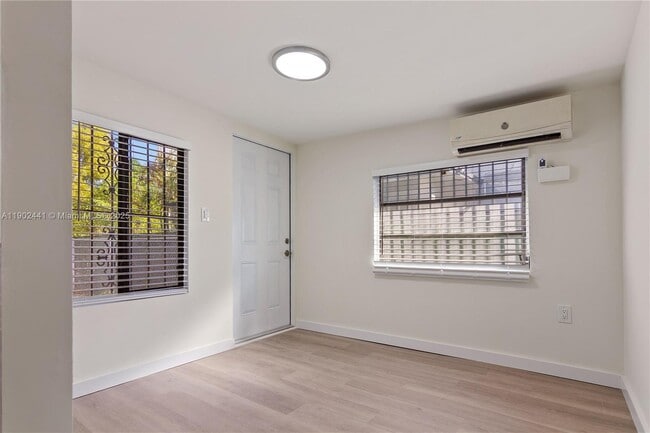 Building Photo - 218 SW 6th Ave