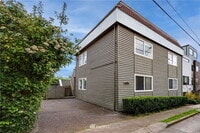 Building Photo - "Spacious 3-Bed Oasis with 2 Full Baths in Prime Seattle Location – 1800 Sq Ft of Comfort!"