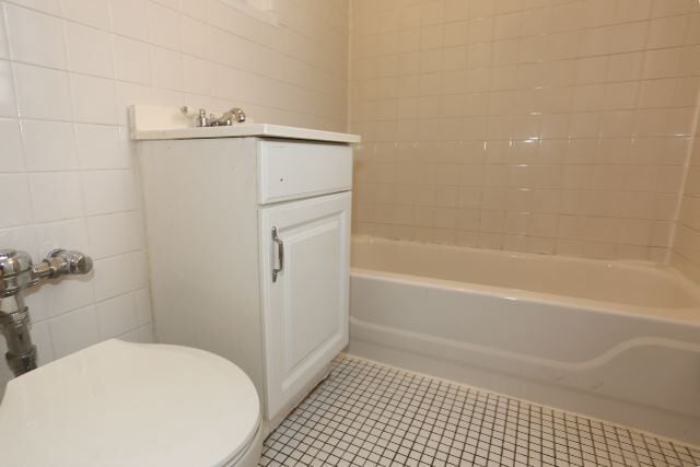 Building Photo - 430 W Roscoe St