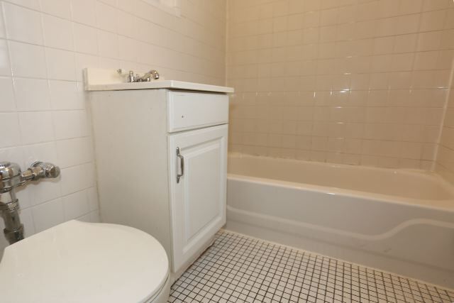 Building Photo - 430 W Roscoe St