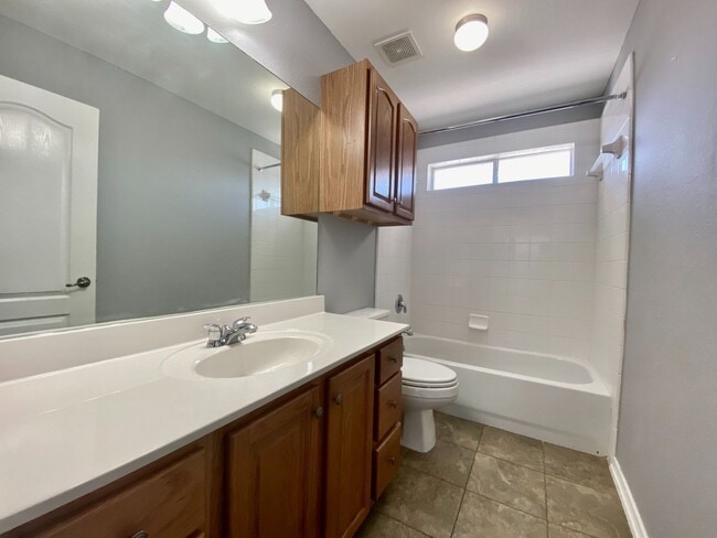 Building Photo - Medical Center/USAA/ UTSA 3 BD/2.5 BA Ready for Move In!