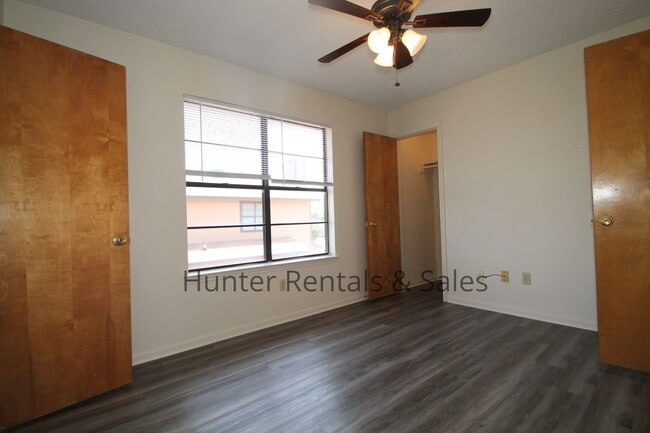 Building Photo - Updated 2-Bedroom Townhome with Modern Fin...