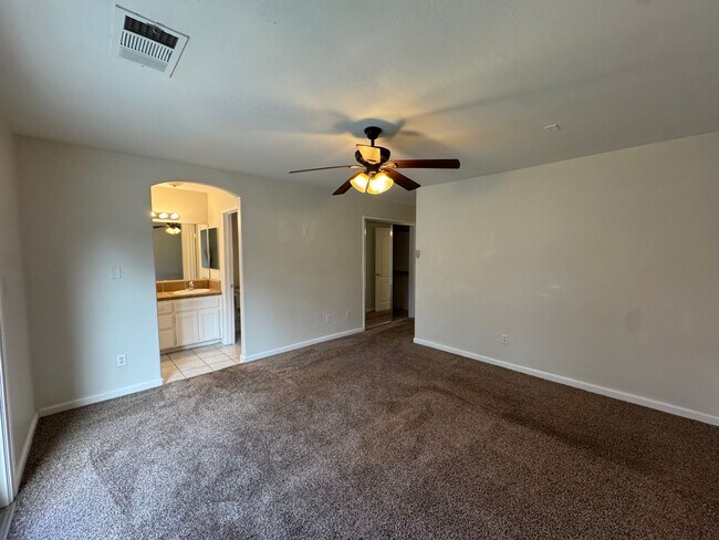 Building Photo - Spacious SW Bakersfield home!