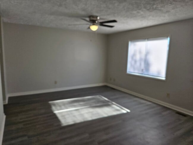 Building Photo - New Listing