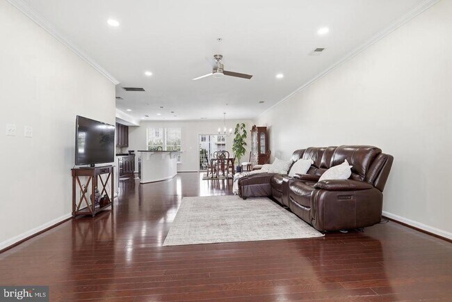 Building Photo - 7931 Crescent Park Dr