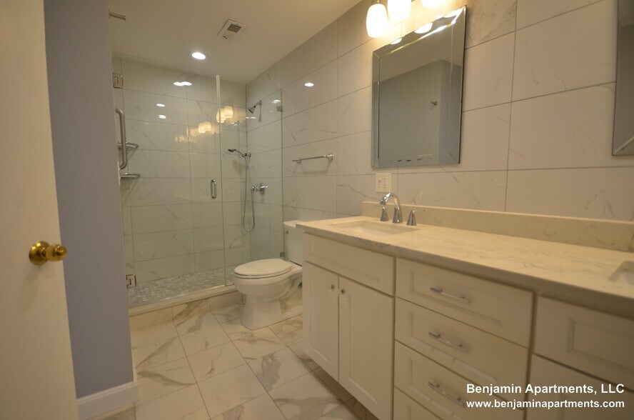 Building Photo - 77 Monmouth St