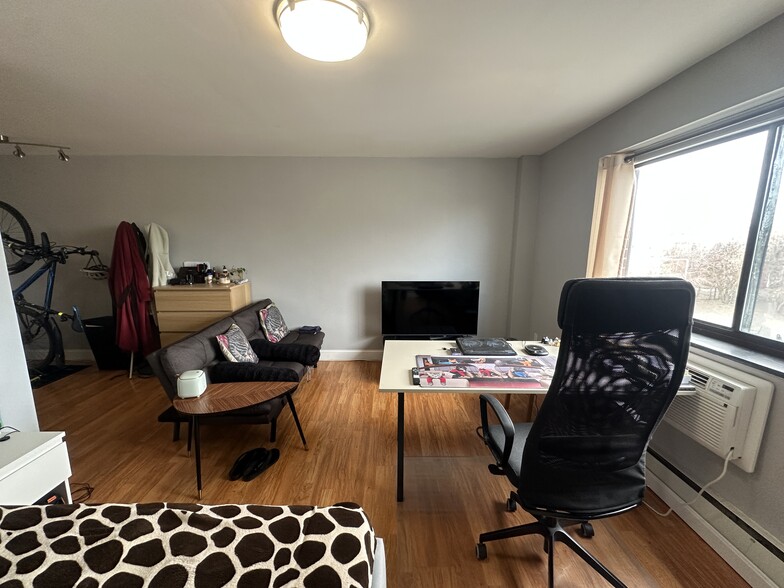 Building Photo - 35 Glencoe St