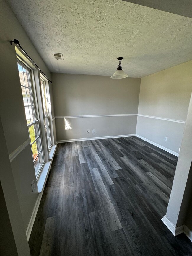 Building Photo - Newly renovated 3 bed/ 2.5 bath near Nasvh...