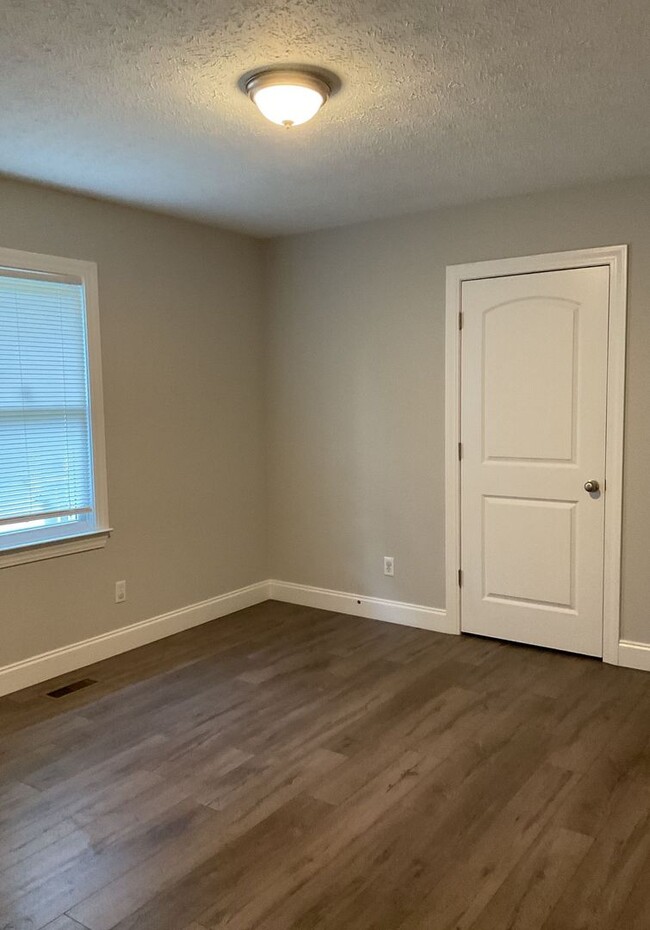 Building Photo - Available now!! Three bedroom, three full ...