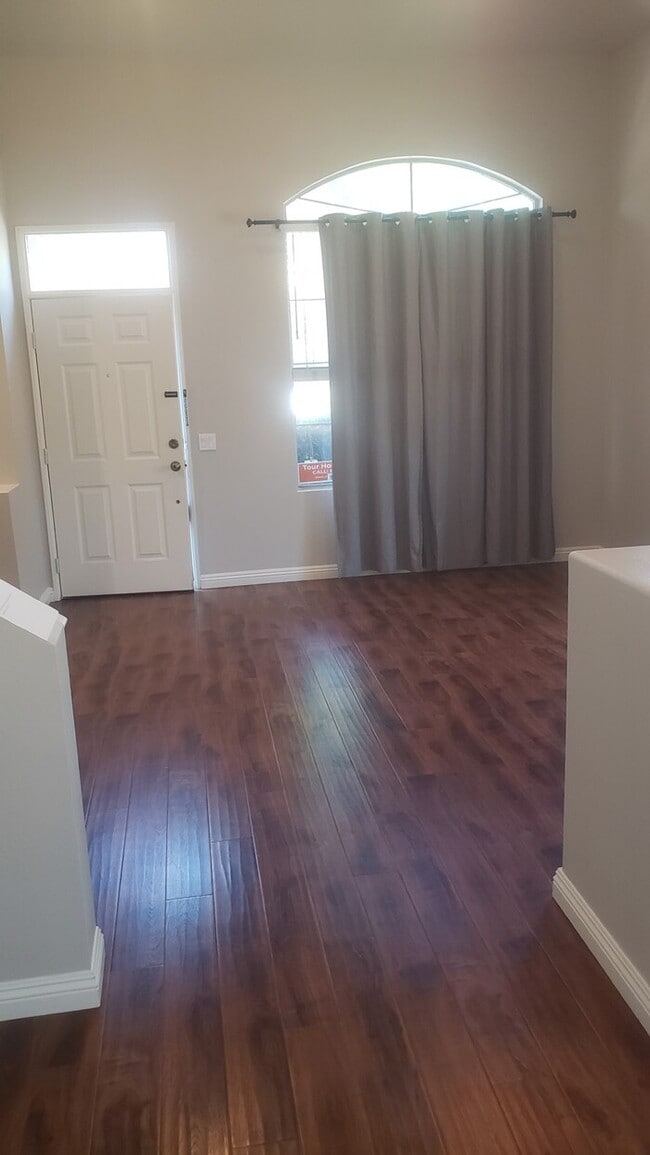 Building Photo - Welcome to this stunning 3-bedroom, 2.5-ba...