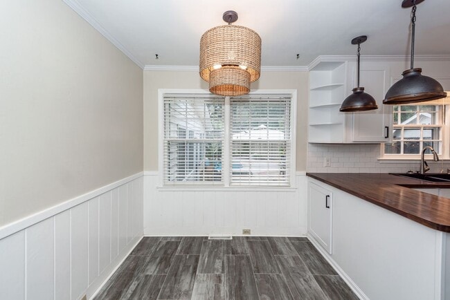 Building Photo - 6 Bedroom, 2.5 Bath House in Drayton on th...