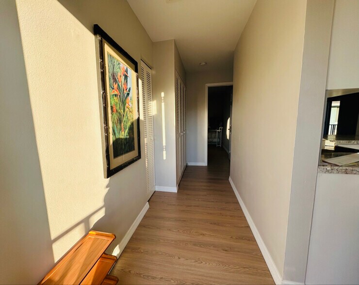 Building Photo - 215 Palm Dr