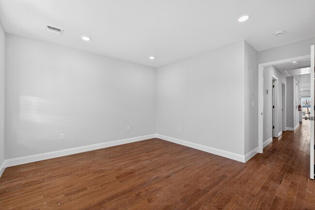 Building Photo - 40 E 5th St