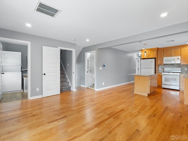 Building Photo - 348 1st St