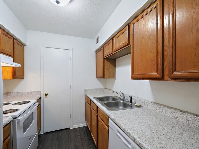 Building Photo - Spacious 2-Bedroom Apartments in Dallas – Starting at $1,150/Month