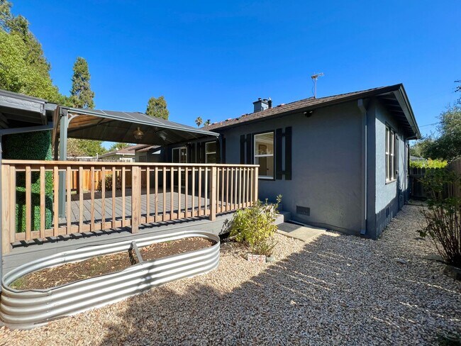 Building Photo - MON301